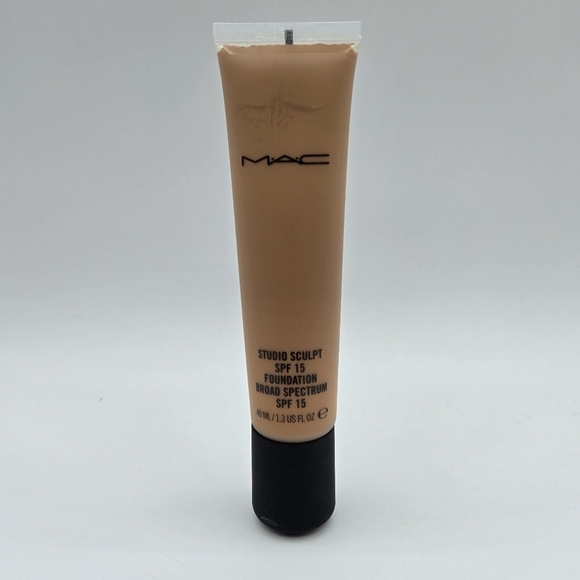MAC Studio Sculpt Broad Spectrum SPF 15 Foundation NW40 - Picture 10 of 13